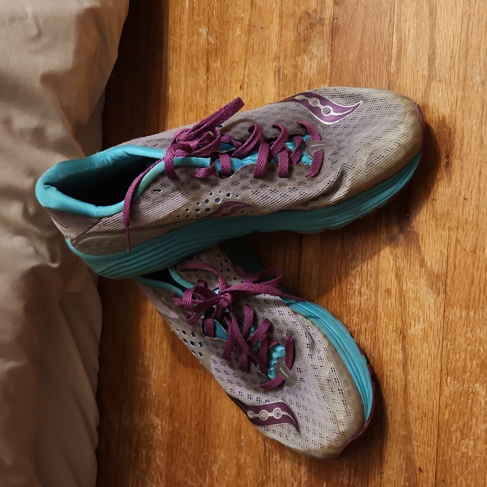 Saucony ever run running sneakers. Good cushion to them!